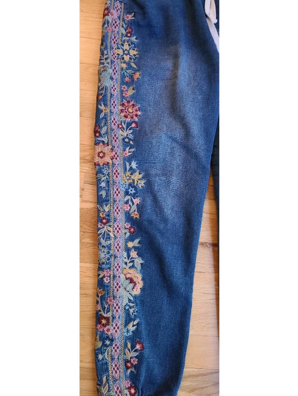 Driftwood Coastal Swell Floral Embroidered Joggers Garden Girl Sz Medium - Picture 4 of 12